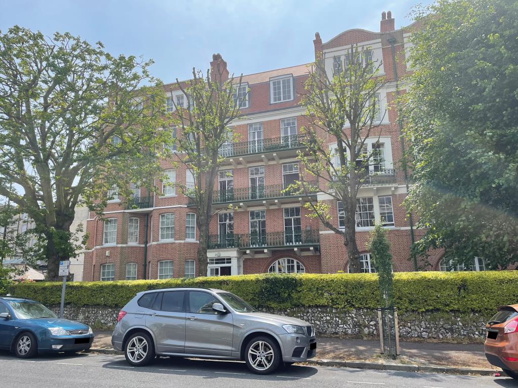 Lot: 96 - SPACIOUS MANSION FLAT IN TOWN CENTRE - substantial mansion block in town centre